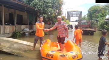 BPBD Aceh Singkil menurunkan perahu polytelen ke Desa Suka Makmur Kecamatan Singkil Untuk Penangan Bencana Banjir.