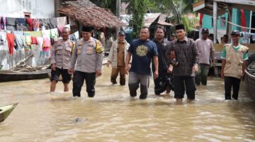 Banjir Tak Halangi Demokrasi Kapolres Aceh Singkil dan Forkopimda Kerja Keras Selamatkan TPS Yang Terdampak Banjir Desa Teluk Rumbia & Desa Rantau Gedang